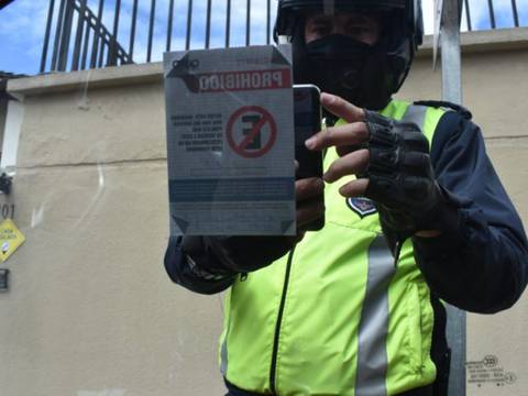 Quito: Mediante una aplicación se sancionará a conductores que estacionen vehículos en lugares prohibidos