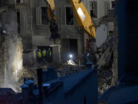 Ocho personas desaparecidas en Francia tras derrumbe de edificio