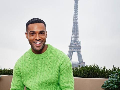Actor de ‘Emily en París’ se vuelve viral por vestir atuendo de falda y chaleco; sus seguidores se cuestionan si es moda