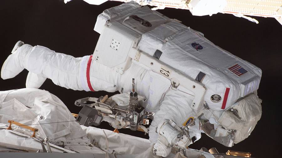 Capturan en vídeo una bolsa de herramientas perdida en el espacio por dos astronautas de la NASA |  Internacional |  Noticias