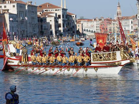 Se realizó la regata anual histórica con coloridas góndolas y barcos en Venecia