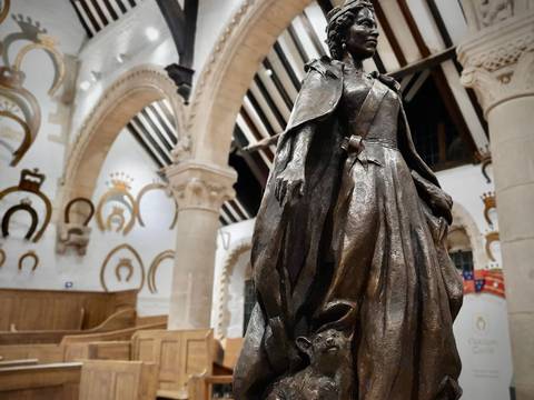 La reina Isabel II y sus corgis serán inmortalizados con una estatua de bronce de más de 2 metros