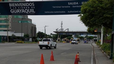 Alias ‘Negro Tulio’ y su esposa arribaron a Guayaquil y fueron llevados en medio de un operativo de seguridad a la Fiscalía del Cuartel Modelo 