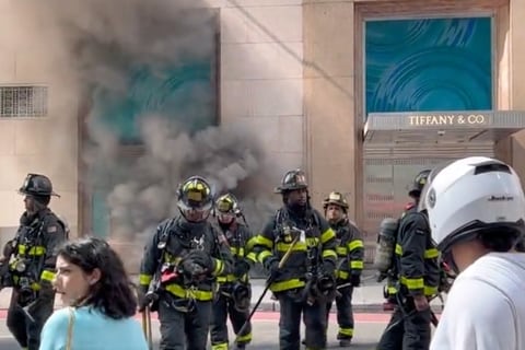 Incendio afecta partes del renovado edificio Tiffany & Co. en la icónica Quinta Avenida de Manhattan