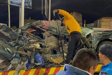 Tres muertos en choque de camión contra auto pequeño en vía de Guano