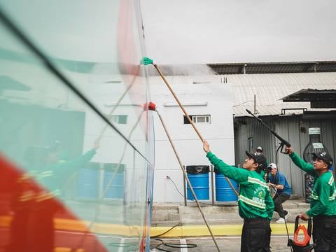 30 trabajadores lavan formalmente buses de la transportación pública en la terminal terrestre de Guayaquil gracias a convenio 