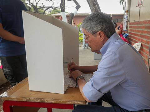 Guillermo Lasso, expresidente de la República, y su sufragio en la consulta popular: mi voto es en apoyo a militares y policías que enfrentan el crimen