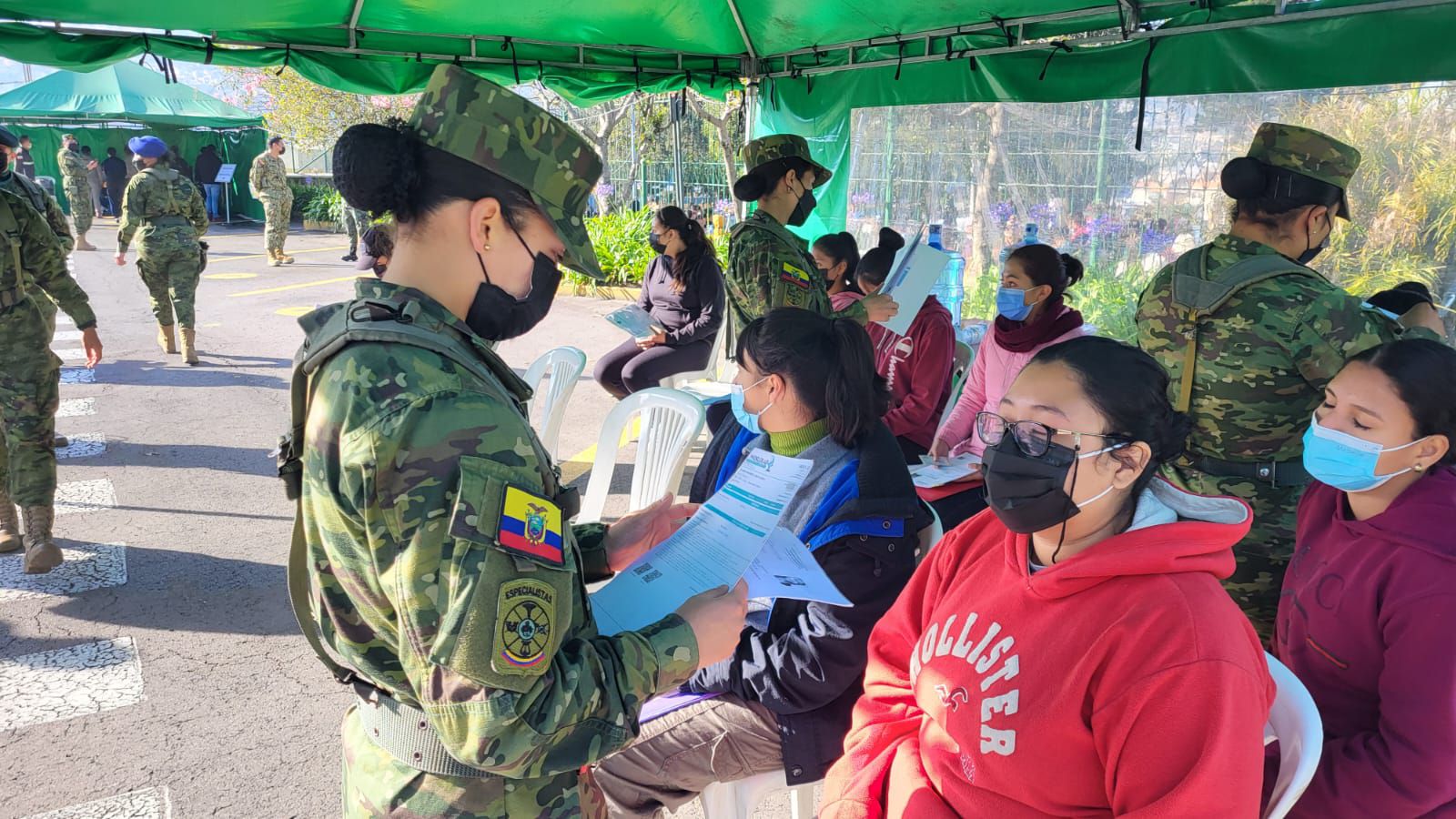 ‘Mi padre fue militar y murió sirviendo a la patria’, ‘la estatura no me permitió ingresar a una escuela superior, pero este es mi sueño’: historias de mujeres aspirantes a la conscripción 