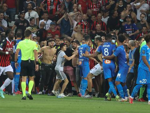 Invasión y batalla campal durante el partido Niza vs. Marsella, de la Ligue 1 de Francia