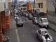 Conductor intentó darse a la fuga, pero agente de tránsito se aferró a capó de vehículo en Calderón, norte de Quito