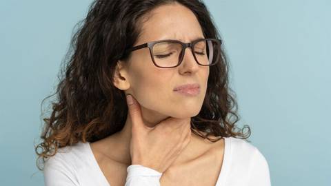 Por qué duele la garganta y se inflaman los ganglios: estas son tres posibles causas
