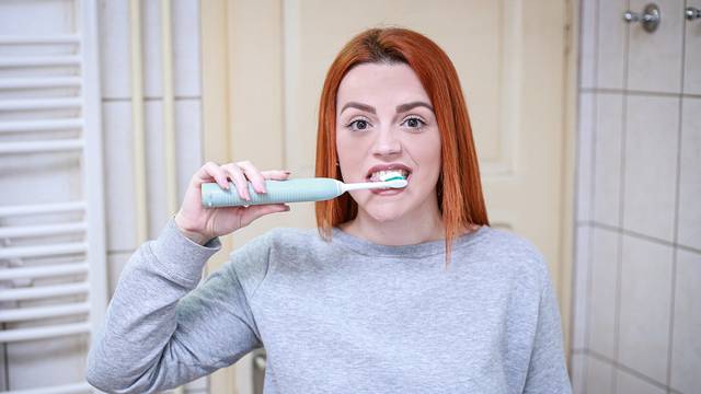 Cómo blanquear los dientes amarillos de forma natural con estos 3 remedios caseros