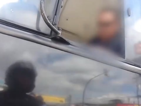 Chofer de Ecovía, en Quito, fue sancionado por conducir viendo su celular y pasar una luz roja