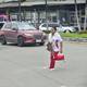 ‘Uno pasa rezando para que no lo atropellen’: el riesgoso cruce de los peatones en curva que une avenidas del norte de Guayaquil 