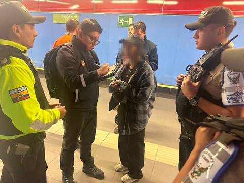 Mujer fue sancionada con multa de $ 460 por realizar grafiti en estación del Metro de Quito