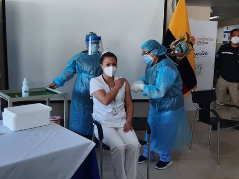 Tres veedores vigilarán uso de vacunas contra el coronavirus en Ecuador