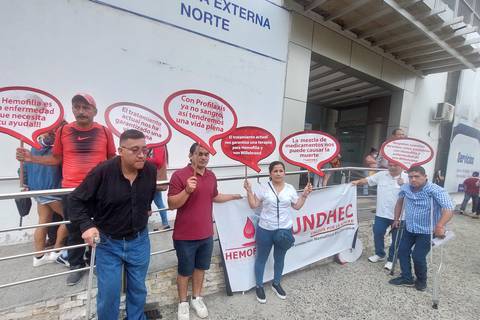 Pacientes con hemofilia realizaron un plantón en los exteriores del hospital Teodoro Maldonado Carbo
