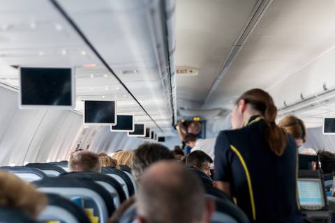 Por qué se tapan los oídos cuando viajas en avión y cuándo debes preocuparte