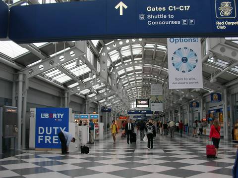 En Kansas un acomodador de equipaje ebrio se queda dormido dentro del avión y termina en Chicago 