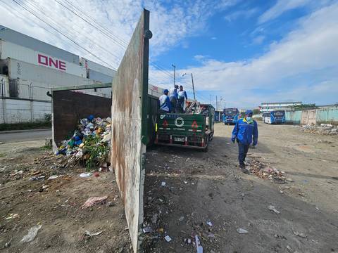 Hombre dormido dentro de contenedor de basura alarmó a los habitantes de la isla Trinitaria