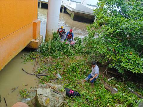 Bomberos rescatan a perro que cayó en la orilla del río Guayas