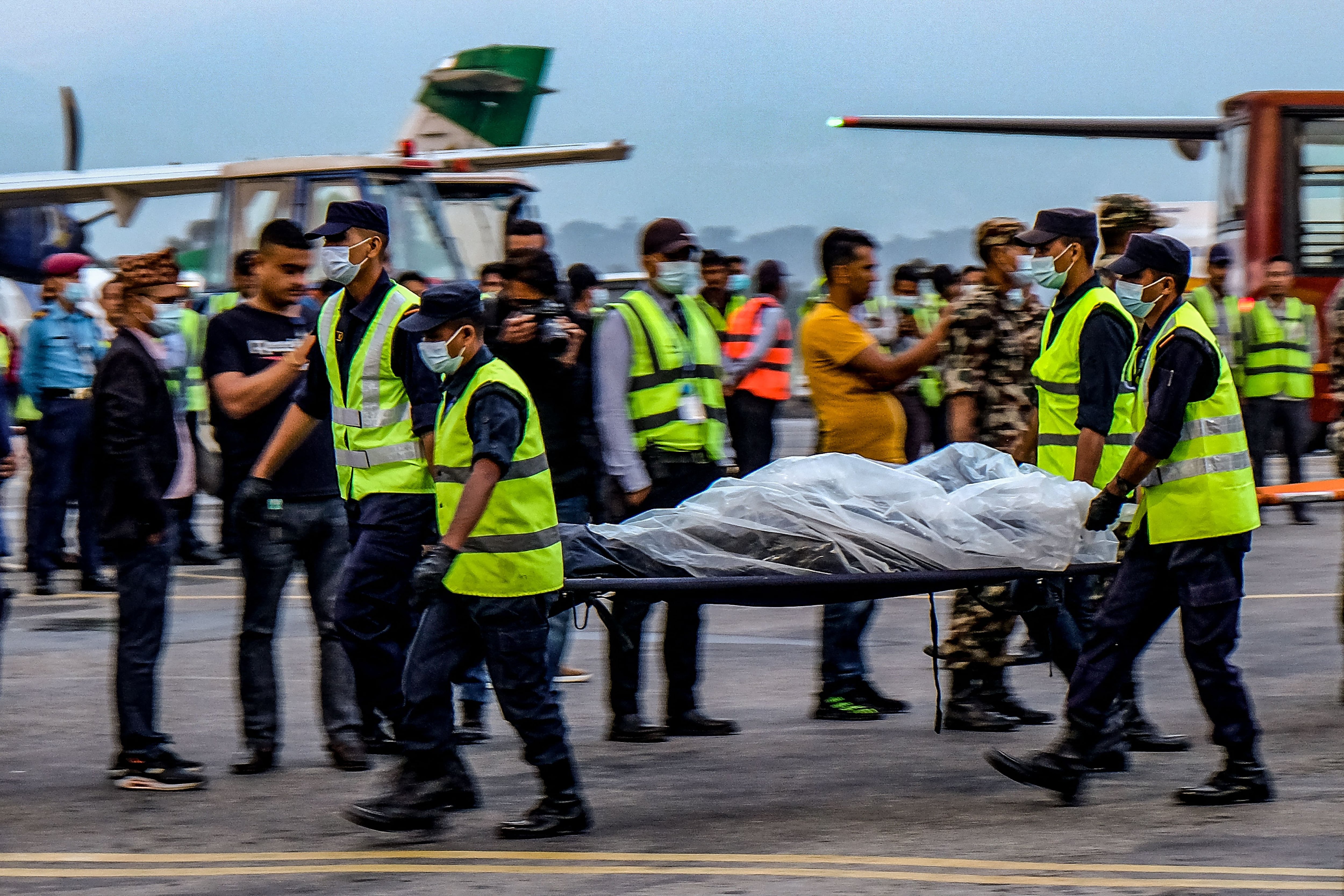 Recuperan los 22 cuerpos de pasajeros de avión accidentado en cordillera del Himalaya