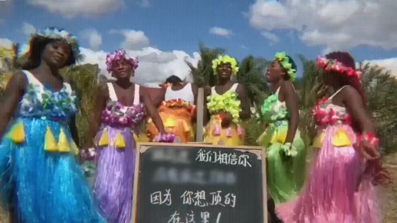 “Soy un monstruo negro y tengo un coeficiente intelectual bajo”: los polémicos videos racistas que youtubers chinos graban en África para ganar dinero