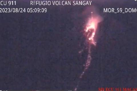 Cámara captó emisión de material piroclástico del volcán Sangay la madrugada de este jueves