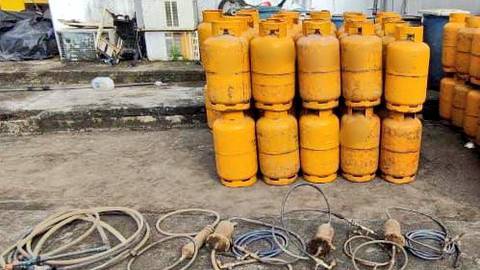 Detienen a tres hombres por envasar gas de manera ilegal en Los Ríos