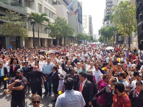 Marcha provida en celebración de la no despenalización del aborto por violación en Guayaquil