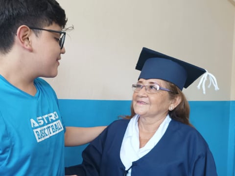 Bachiller a los 70 años: el nieto de Josefina Chaguay le pondrá la muceta en su graduación en Guayaquil