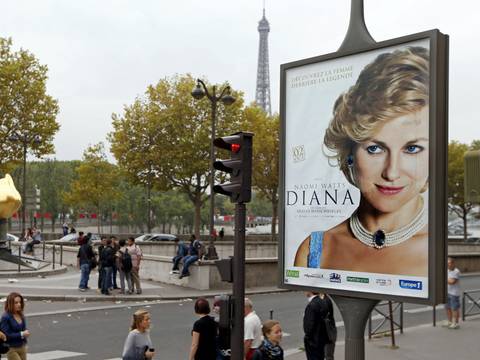 Retiran un cartel de la película 'Diana' de donde murió Lady Di en París