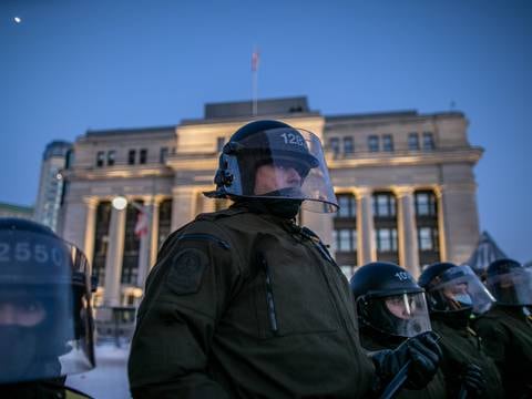 Policía de Ottawa usa la fuerza para desalojar a manifestantes antivacunas