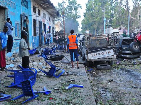 Al menos 13 muertos dejó una explosión frente a un hotel de la capital de Somalia