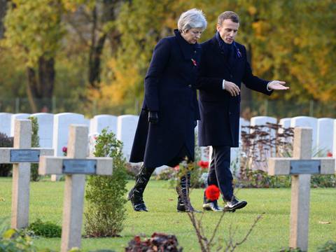 Emmanuel Macron y Theresa May recuerdan a caídos en una batalla de la Primera Guerra Mundial