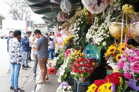 De $ 1 a $ 20 se ofrecen arreglos en el Mercado de Flores por el Día de los Difuntos