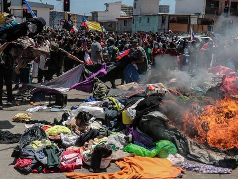 Fiscalía de Chile inicia investigación tras ataque incendiario contra migrantes venezolanos en protestas