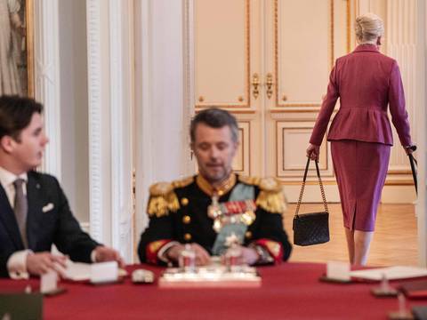 Margarita II de Dinamarca firma la abdicación y abandona en silencio la sala del trono
