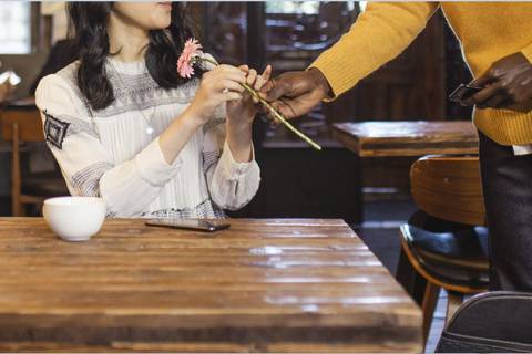 La peor cita de Tinder: mujer casada le aceptó la salida a joven a un restaurante pero la siguieron y llegaron a la mesa su esposo e hija