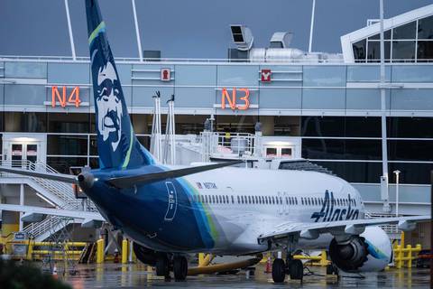 Alaska Airlines inmoviliza sus Boeing 737-9 tras aterrizaje de emergencia de uno de estos aviones por pérdida de ventanilla en pleno vuelo