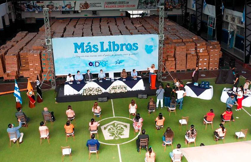 ‘Sí nos afecta el bolsillo que no nos den los libros, vamos a gastar más de $ 200 por alumno’: padres reaccionan ante incertidumbre por entrega de libros gratuitos en planteles de Guayaquil