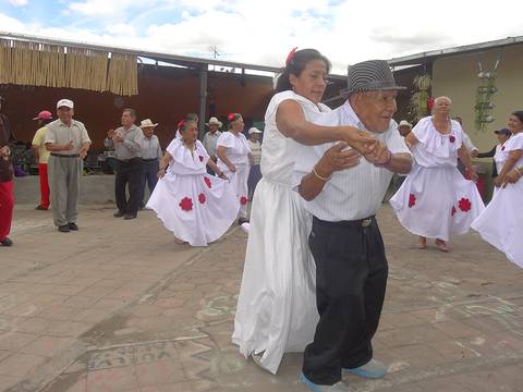 Don Nachito pinta, cose, baila y tiene 115 años