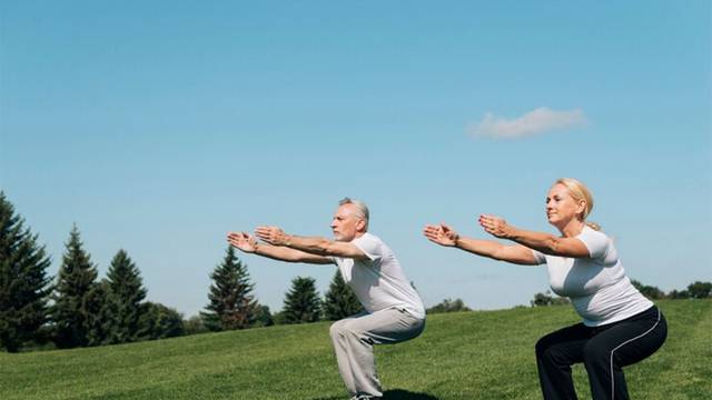 Este es el ejercicio que puede aliviar el dolor de las rodillas y las articulaciones en mayores de 50 años