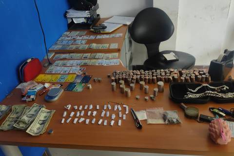 Cédulas, licencias y droga, entre los objetos encontrados en una casa de Quito; hay dos aprehendidos