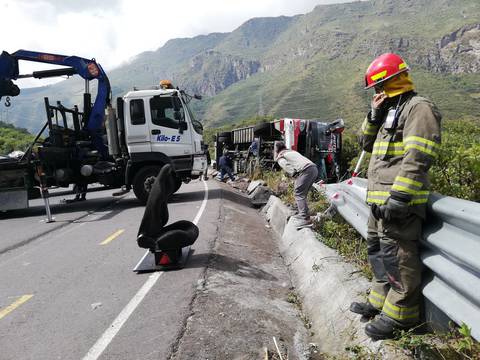 Nueve fallecidos en accidente de bus en la vía Pifo - Papallacta