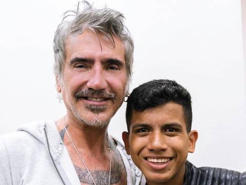 Alejandro Fernández cumple el sueño de un adolescente venezolano: el artista mexicano subió al escenario al joven que cantaba sus temas por las calles del oriente de ese país