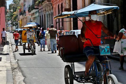 Cuba da vía libre a sus ciudadanos para importar alimentos y medicinas mientras trata de controlar cualquier protesta