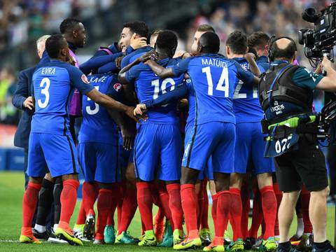 Francia comenzó su Eurocopa ganando 2-1 a Rumania