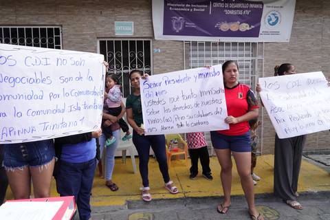 ‘Dejé de trabajar porque no tenía con quién dejar a mi bebé': padres en la isla Trinitaria protestan por falta de atención en centros de desarrollo infantil 