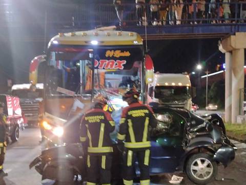Tres fallecidos y tres heridos por siniestro de tránsito en el sur de Quito